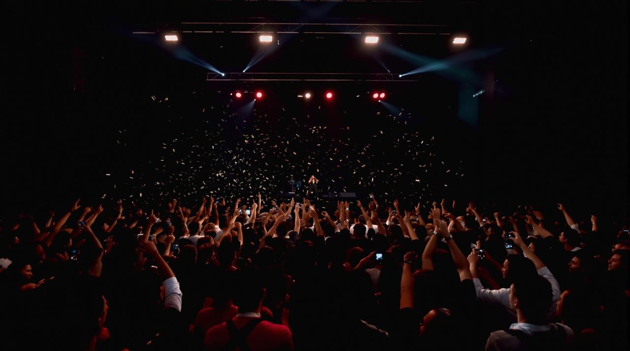 台北娜娜 - 星光熠熠的张凌赫成为娱乐圈顶流明星，他参演多部作品让人感叹明星的真实生活变化